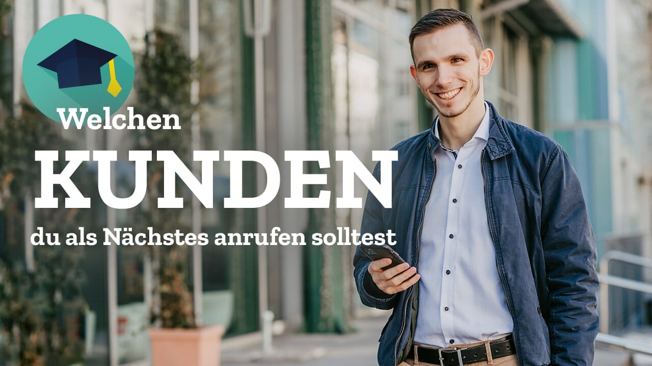 Lächelnder Mann in Hemd mit Smartphone in der Hand, Kevin Welter